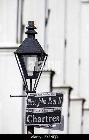 Quartiere francese, New Orleans, Louisiana. Indicazioni stradali e Lamp by St Louis Cathedral, Chartres Street, Marking Place John Paul II Foto Stock