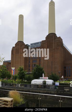 Vista dell'esterno della centrale elettrica di Battersea, Battersea, Londra, Inghilterra Foto Stock