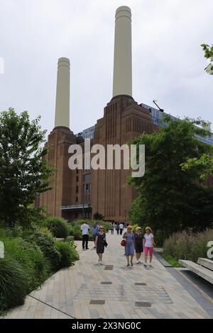 Vista dell'esterno della centrale elettrica di Battersea, Battersea, Londra, Inghilterra Foto Stock