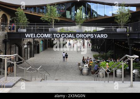 Vista sul Coal Drops Yard, Kings Cross, Londra, Inghilterra, ristrutturato di recente. Foto Stock