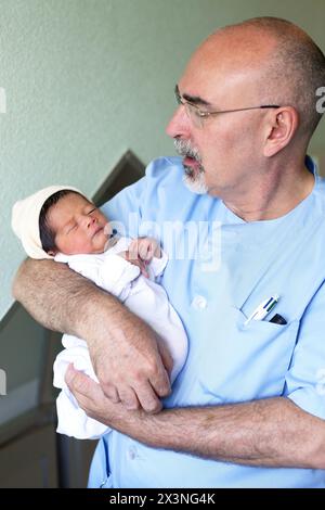 Il neonato, infermiere, maternità, Donostia Ospedale San Sebastian, Donostia, Gipuzkoa, Paesi Baschi Foto Stock