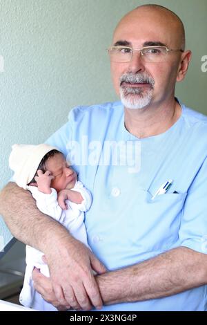 Il neonato, infermiere, maternità, Donostia Ospedale San Sebastian, Donostia, Gipuzkoa, Paesi Baschi Foto Stock