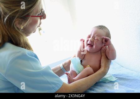 Neonato, dell'assistenza infermieristica, maternità, Donostia Ospedale San Sebastian, Donostia, Gipuzkoa, Paesi Baschi Foto Stock