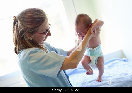 Neonato, dell'assistenza infermieristica, maternità, Donostia Ospedale San Sebastian, Donostia, Gipuzkoa, Paesi Baschi Foto Stock