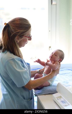 Neonato, dell'assistenza infermieristica, maternità, Donostia Ospedale San Sebastian, Donostia, Gipuzkoa, Paesi Baschi Foto Stock