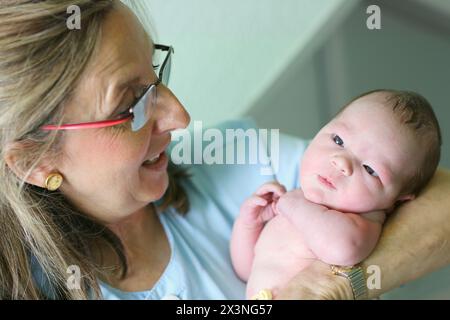 Neonato, dell'assistenza infermieristica, maternità, Donostia Ospedale San Sebastian, Donostia, Gipuzkoa, Paesi Baschi Foto Stock