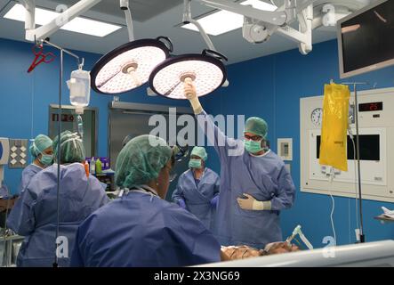 Preparazione chirurgica, Chirurgia ernia addominale, Chirurgia di emergenza generale, sala operatoria, ospedale Donostia, San Sebastian, Donostia, Gipuzkoa, Bas Foto Stock