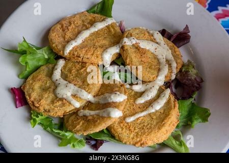 New Orleans, in Louisiana. Pomodori verdi fritti e remoulade. Elizabeth's Restaurant, Bywater distretto. Foto Stock