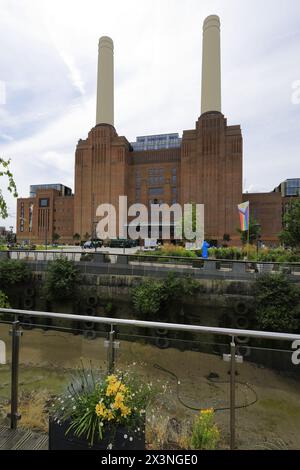 Vista dell'esterno della centrale elettrica di Battersea, Battersea, Londra, Inghilterra Foto Stock