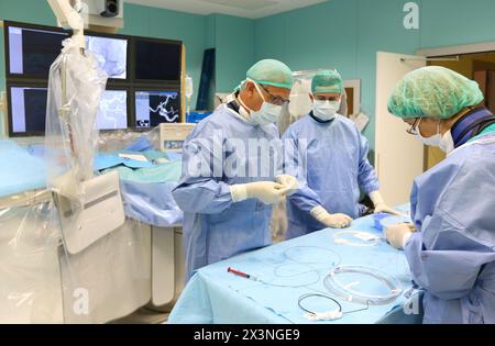 Preparazione chirurgica, pianificazione, Neuroradiologia interventistica, sala operatoria, reparto di radiologia, ospedale Donostia, San Sebastian, Donostia Foto Stock