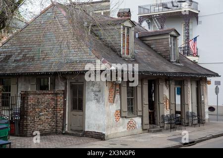 Quartiere Francese, New Orleans, in Louisiana. Jean Lafitte's negozio di fabbro ferraio Bar, Bourbon Street. Costruito tra il 1722-32. Foto Stock