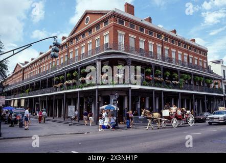 New Orleans, in Louisiana. Quartiere Francese. Basso edificio Pontalba, costruito 1851. St. Ann e strade di Chartres. Foto Stock