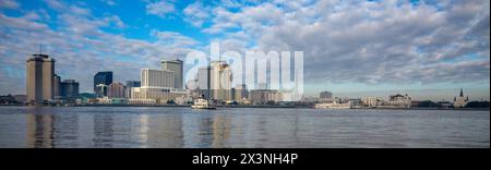 New Orleans, Louisiana. Skyline della città, fiume Mississippi. World Trade Center sulla sinistra, St Louis Basilica, quartiere francese, all'estrema destra. Foto Stock