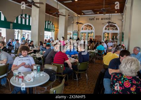 Quartiere Francese, New Orleans, in Louisiana. Il Cafe du Monde, famosa per i suoi caffè e beignets. Foto Stock