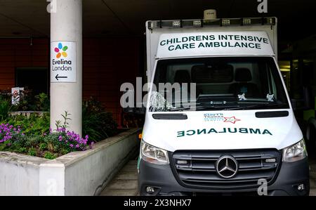 Londra, Regno Unito. Ambulanza pediatrica di terapia intensiva parcheggiata vicino all'Evelina Children's Hospital, parte del St Thomams's Hospital, Westminster Bridge Road Foto Stock
