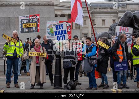 Londra, Regno Unito. 27 aprile 2024. I manifestanti tengono cartelli e bandiere durante la manifestazione a Trafalgar Square a Londra, Regno Unito. ULEZ è l'acronimo di Ultra Low Emission zone. È stato introdotto nell'aprile 2019 per contribuire a generare un'aria più pulita a Londra. L'espansione avvenne alla fine di agosto 2023. Ora, l'ULEZ copre la maggior parte della terra all'interno della M25. I manifestanti incolpano Sadiq Khan, il sindaco di Londra, e non credono nell'inquinamento atmosferico. Credito: SOPA Images Limited/Alamy Live News Foto Stock