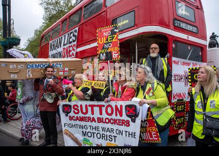 Londra, Regno Unito. 27 aprile 2024. I manifestanti tengono in mano cartelli, uno striscione e una bara durante la manifestazione a Londra, nel Regno Unito. ULEZ è l'acronimo di Ultra Low Emission zone. È stato introdotto nell'aprile 2019 per contribuire a generare un'aria più pulita a Londra. L'espansione avvenne alla fine di agosto 2023. Ora, l'ULEZ copre la maggior parte della terra all'interno della M25. I manifestanti incolpano Sadiq Khan, il sindaco di Londra, e non credono nell'inquinamento atmosferico. Credito: SOPA Images Limited/Alamy Live News Foto Stock