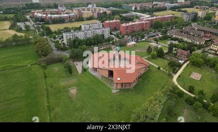 Foto aerea della chiesa di Santa Maria. Chiesa parrocchiale di Santa Maria in Zivido. San Giuliano Milanese, Milano, Lombardia, Italia. Foto di alta qualità Foto Stock