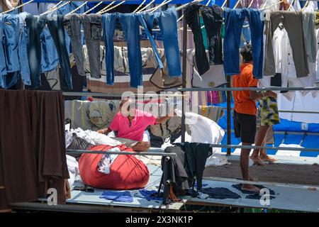 Mumbai, India - 3 marzo 2024: Uomini che lavorano al Mahalaxmi Dhobi Ghat, la più grande lavanderia all'aperto di Mumbai, India. Foto Stock