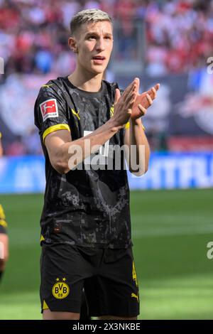 Lipsia, Germania. 27 aprile 2024. Nico Schlotterbeck (BVB, #04), RB Leipzig vs Borussia Dortmund - BVB 09, 1st Bundesliga, calcio, DFB, Bundesliga, 31, stagione 2023/2024, RB Arena, credito: HMB Media/Uwe Koch/Alamy Live News LE NORMATIVE DFB/DFL VIETANO QUALSIASI USO DI FOTOGRAFIE COME SEQUENZE DI IMMAGINI E/O QUASI-VIDEO, 27.04. 2024, crediti: Heiko Becker/Alamy Live News Foto Stock