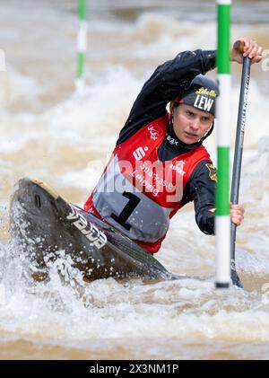 Markkleeberg, Germania. 28 aprile 2024. Canoa: Qualificazione olimpica tedesca canoa slalom, canoa femminile, finale. Elena Lilik sul campo. Crediti: Hendrik Schmidt/dpa/Alamy Live News Foto Stock