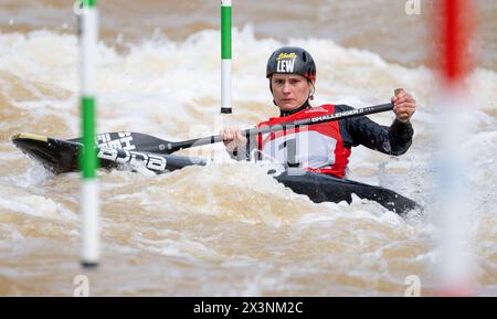 Markkleeberg, Germania. 28 aprile 2024. Canoa: Qualificazione olimpica tedesca canoa slalom, canoa femminile, finale. Elena Lilik sul campo. Crediti: Hendrik Schmidt/dpa/Alamy Live News Foto Stock