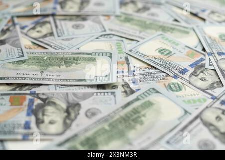 Molto grande quantità di banconote da cento dollari chiudono. Enorme quantità di banconote in valuta degli stati uniti su tavola piatta Foto Stock