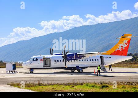 Druk Air Royal Bhutan Airlines ATR 42-600 passeggeri presso Bathpalathang, un aeroporto nazionale bhutanese a Jakar, distretto di Bumthang, Bhutan Foto Stock