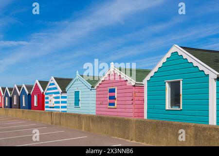 Fila di colorate capanne sulla spiaggia a Southwold, Suffolk, Regno Unito ad aprile Foto Stock