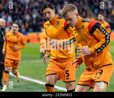 HULL, REGNO UNITO. 27 aprile 2024. EFL Championship Football League: Hull City AFC vs Ipswich Town FC. Alfie Jones si riscalda con Matthew Jacob e Abdus Omur di Hull City. Credito Paul Whitehurst/Alamy Live News Foto Stock