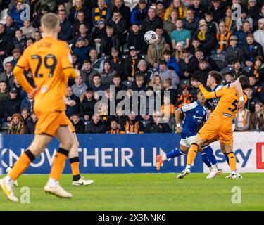 HULL, REGNO UNITO. 27 aprile 2024. EFL Championship Football League: Hull City AFC vs Ipswich Town FC. Alfie Jones si imbatte in un giocatore di Ipswich. Credito Paul Whitehurst/Alamy Live News Foto Stock