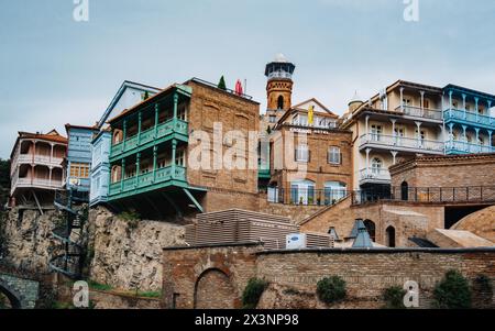 Cupole dei bagni zolfo, balconi in legno intagliati e minareto della Moschea Juma nel quartiere Abanotubani nella città vecchia di Tbilisi, Kala, Georgia Foto Stock