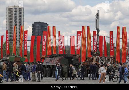 Moskau, Russia. 28 aprile 2024. Le persone visitano una mostra di trofei di guerra nel Parco Pobedy (Parco della Vittoria). In mostra la tecnologia militare di vari paesi occidentali e Ucraina. Sullo sfondo ci sono dei segnali d'allarme con l'iscrizione Pobeda! (In tedesco: Vittoria). La nuova mostra nel parco è dedicata all'offensiva russa contro l'Ucraina, che va avanti da più di due anni, ed è destinata a sottolineare la volontà di Mosca di vincere. Il 9 maggio, la Russia celebra il giorno della vittoria dell'Unione Sovietica sulla Germania nazista nella seconda guerra mondiale. Crediti: Ulf Mauder/dpa/Alamy Live News Foto Stock