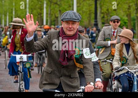 Londra, Regno Unito. The Tweed Run 2024. Giro in bicicletta annuale attraverso il centro di Londra con appassionati di biciclette vintage e abbigliamento vintage. Cavalieri io Foto Stock