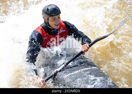 Markkleeberg, Germania. 28 aprile 2024. Canoa: Qualificazione olimpica tedesca canoa slalom, kayak, uomini, finale. Noah Hegge reagisce alla fine. Crediti: Hendrik Schmidt/dpa/Alamy Live News Foto Stock