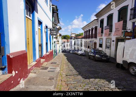OURO PRETO, MINAS GERAIS - 11 APRILE 2024: Strada tipica della città coloniale di Ouro Preto a Minas Gerais, Brasile Foto Stock