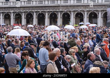 VENEZIA, ITALIA - APRILE 28: Papa Francesco parla al fedele durante la domenica Santa messa in Piazza San Marco il 28 aprile 2024 a Venezia. Dopo aver visitato il Padiglione Vaticano nel carcere femminile della Giudecca, Papa Francesco incontra le fedeli per la domenica Santa messa in Piazza San Marco. Dopo aver visitato il Padiglione Vaticano nel carcere femminile della Giudecca, Papa Francesco incontra le fedeli per la domenica Santa messa in Piazza San Marco credito: Zanon Luca/Alamy Live News Foto Stock