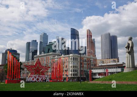 Moskau, Russia. 28 aprile 2024. La capitale russa si sta preparando per la giornata della Vittoria il 9 maggio. Sul display sono visualizzati dei segnali d'allarme con la scritta Pobeda! (Vittoria in tedesco) e una stella con la designazione ufficiale Hero City Mosca. Il 9 maggio, la Russia celebra il giorno della vittoria dell'Unione Sovietica sulla Germania nazista nella seconda guerra mondiale. Crediti: Ulf Mauder/dpa/Alamy Live News Foto Stock