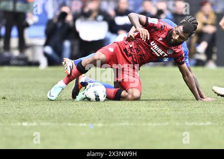 Genk, Belgio. 28 aprile 2024. Igor Thiago del Club combatte per il pallone durante una partita di calcio tra il KRC Genk e il Club Brugge, domenica 28 aprile 2024 a Genk, il giorno 6 (su 10) dei play-off dei campioni della prima divisione del campionato belga "Jupiler Pro League" 2023-2024. BELGA FOTO JOHAN EYCKENS credito: Belga News Agency/Alamy Live News Foto Stock