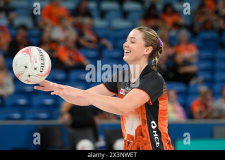 28 aprile 2024; Ken Rosewall Arena, Sydney, NSW, Australia: Suncorp Super Netball , Giants Netball contro Melbourne Vixens; Sophie Dwyer dei Giants durante il riscaldamento Foto Stock