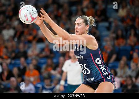 28 aprile 2024; Ken Rosewall Arena, Sydney, NSW, Australia: Suncorp Super Netball , Giants Netball contro Melbourne Vixens; Sophie Garbin dei Melbourne Vixens riceve il passaggio Foto Stock