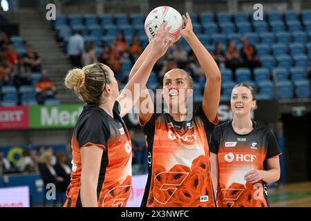 28 aprile 2024; Ken Rosewall Arena, Sydney, NSW, Australia: Suncorp Super Netball , Giants Netball contro Melbourne Vixens; Matisse Letherbarrow dei Giants durante il riscaldamento Foto Stock