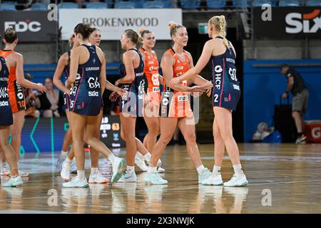 28 aprile 2024; Ken Rosewall Arena, Sydney, NSW, Australia: Suncorp Super Netball, Giants Netball contro Melbourne Vixens; i giocatori stringono la mano dopo la partita Foto Stock