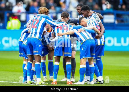 Sheffield, Regno Unito. 27 aprile 2024. I giocatori di Sheffield Wednesday si sono accontentati davanti alla partita del campionato EFL di Sheffield Wednesday FC contro West Bromwich Albion FC il 27 aprile 2024 all'Hillsborough Stadium, Sheffield, Inghilterra, Regno Unito Credit: Every Second Media/Alamy Live News Foto Stock