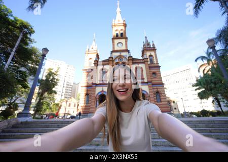 Autoritratto con la chiesa di Sao Jose a Belo Horizonte, Minas Gerais, Brasile Foto Stock