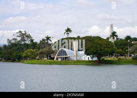 BELO HORIZONTE, BRASILE - 12 APRILE 2024: Lago di Pampulha con la chiesa di San Francesco d'Assisi, patrimonio dell'umanità dell'UNESCO a Belo Horizonte, Brazi Foto Stock