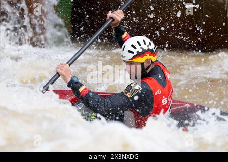 Markkleeberg, Germania. 28 aprile 2024. Canoa: Qualificazione olimpica tedesca canoa slalom, kayak, uomini, Fianle. Stefan Hengst sul campo. Crediti: Hendrik Schmidt/dpa/Alamy Live News Foto Stock