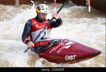 Markkleeberg, Germania. 28 aprile 2024. Canoa: Qualificazione olimpica tedesca canoa slalom, kayak, uomini, Fianle. Stefan Hengst sul campo. Crediti: Hendrik Schmidt/dpa/Alamy Live News Foto Stock