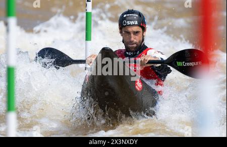 Markkleeberg, Germania. 28 aprile 2024. Canoa: Qualificazione olimpica tedesca canoa slalom, kayak, uomini, Fianle. Hannes Aigner sul campo. Crediti: Hendrik Schmidt/dpa/Alamy Live News Foto Stock