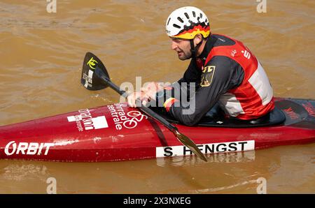 Markkleeberg, Germania. 28 aprile 2024. Canoa: Qualificazione olimpica tedesca canoa slalom, kayak, uomini, Fianle. Stefan Hengst reagisce alla fine. Crediti: Hendrik Schmidt/dpa/Alamy Live News Foto Stock